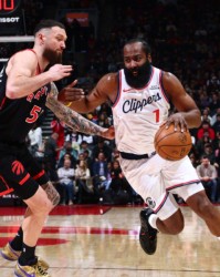 MK体育官网-快船五连胜！哈登31分10助带队大逆转，快船进前十，但需尽快补强