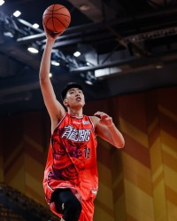 17分10板4帽！媒体人：徐昕威风八面 确实是全明星中锋的水准